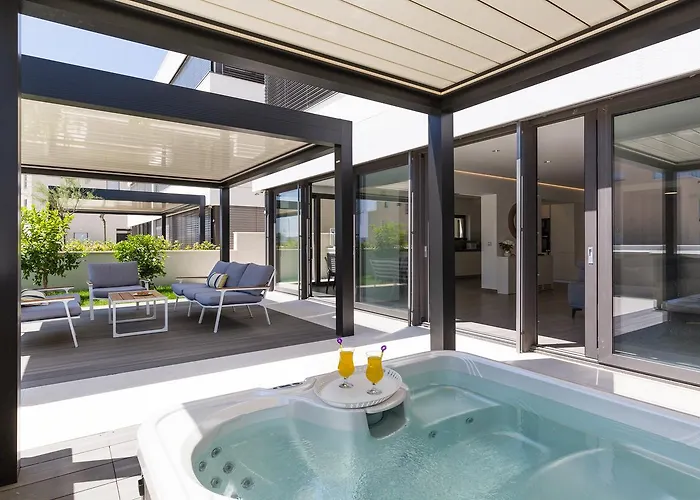 Shell Luxury Residences With Pool And Whirlpool