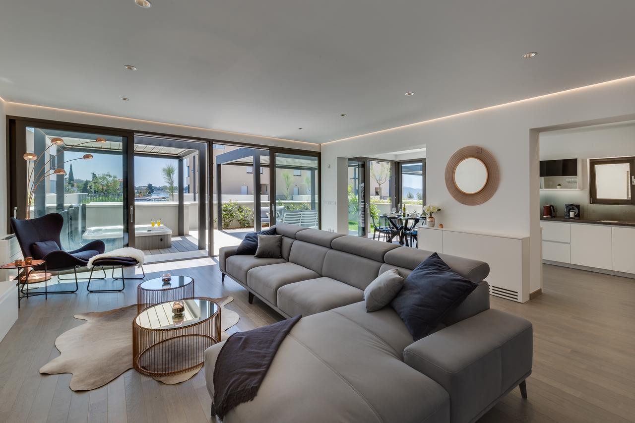 Shell Luxury Residences With Pool And Whirlpool