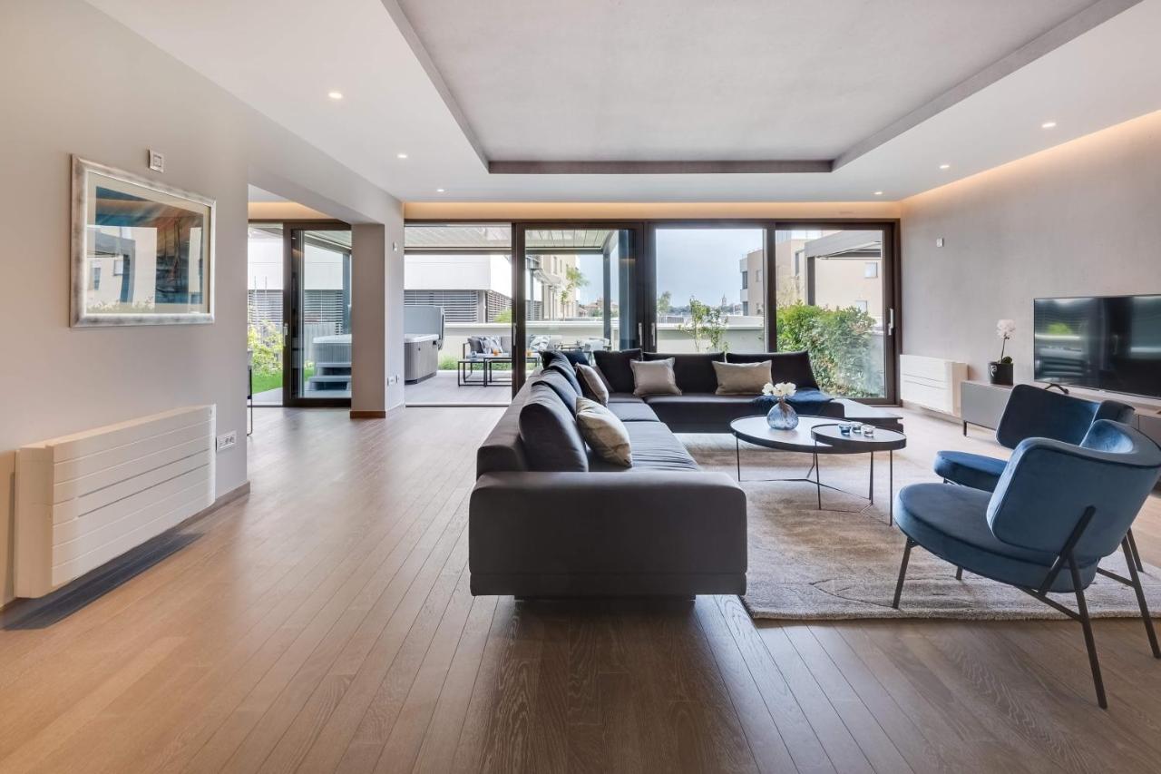 Shell Luxury Residences With Pool And Whirlpool